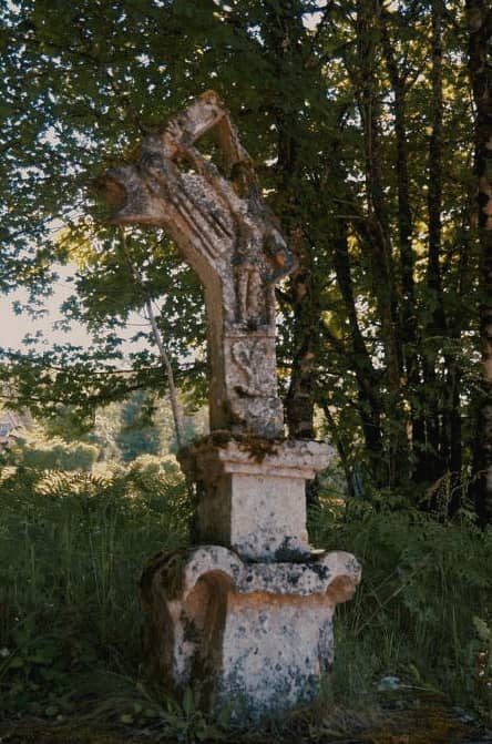 Henri Cosse est mort à 20 ans en octobre 1915, son frère Paul est mort à 22 ans en juillet 1918. Fou de douleur, leur père a cassé la croix qui se trouve au lieu-dit Roqueveral sur la route de Fontpeyrine...